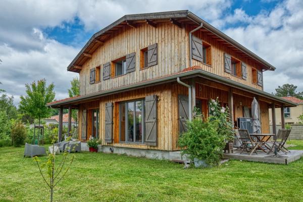 Maison atypique ossature bois avec jardin paysagé