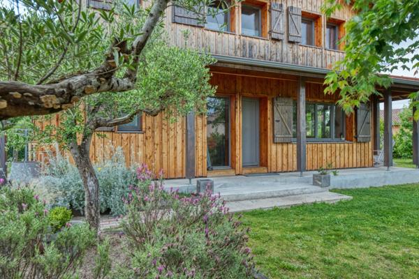 Maison atypique ossature bois avec jardin paysagé