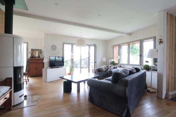 Maison atypique ossature bois avec jardin paysagé