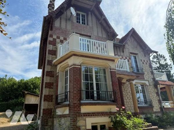 ENTRE ORBEC ET LISIEUX MAISON DE CARACTERE DE STYLE ANGLO NORMAND 4 CH