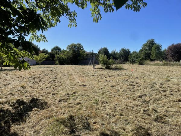 Vends terrain constructible au centre de Lagardelle sur Leze, 20 km au sud de TOULOUSE