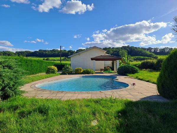 Maison de plain-pied, avec piscine, jardin et garage .