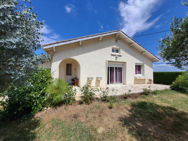 Maison de plain-pied, avec piscine, jardin et garage .