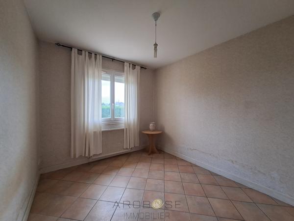 Maison de plain-pied, avec piscine, jardin et garage .