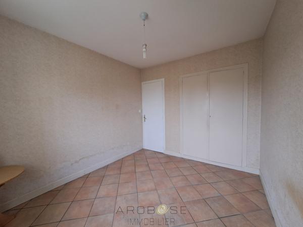 Maison de plain-pied, avec piscine, jardin et garage .
