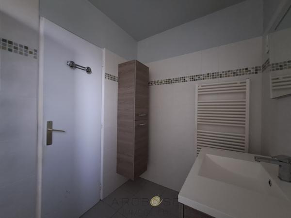 Maison de plain-pied, avec piscine, jardin et garage .