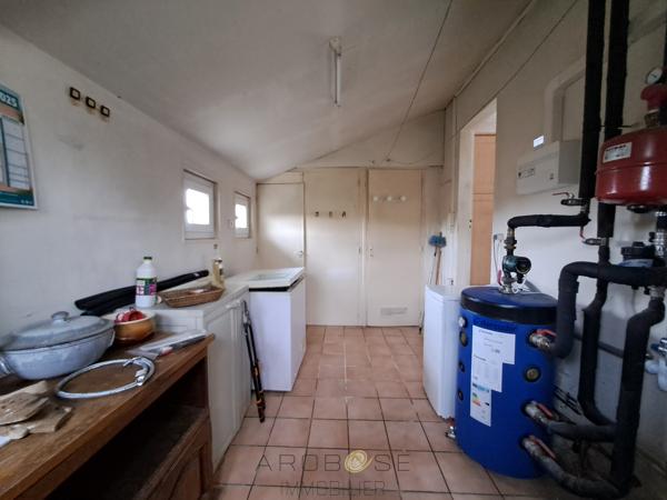 Maison de plain-pied, avec piscine, jardin et garage .