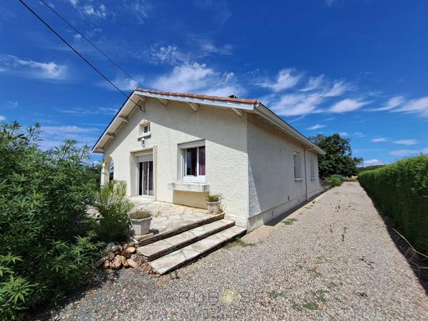Maison de plain-pied, avec piscine, jardin et garage .