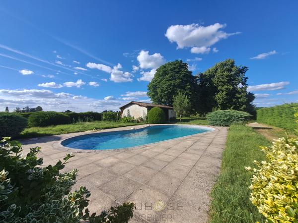 Maison de plain-pied, avec piscine, jardin et garage .