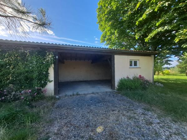 Maison de plain-pied, avec piscine, jardin et garage .