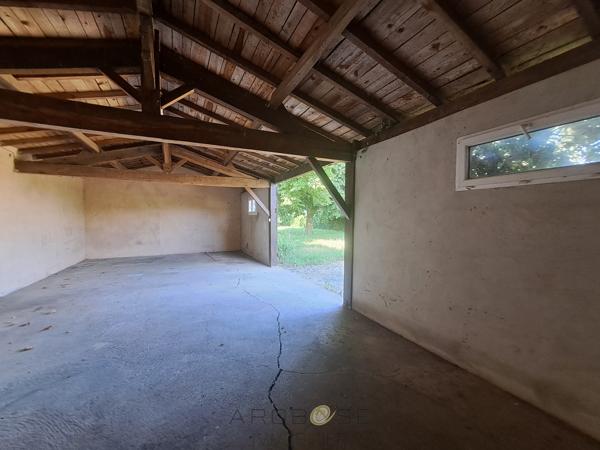 Maison de plain-pied, avec piscine, jardin et garage .