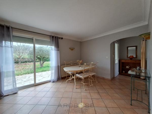 Maison de plain-pied, avec piscine, jardin et garage .