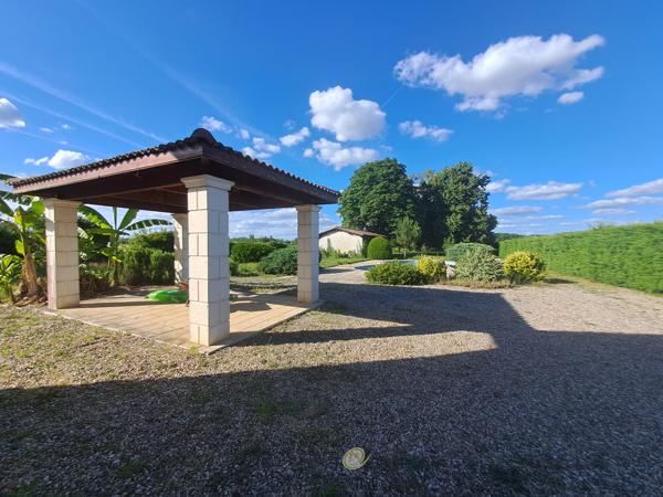 Maison de plain-pied, avec piscine, jardin et garage .
