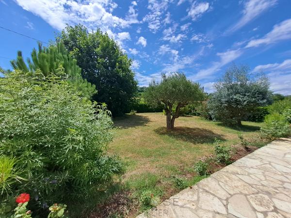 Maison de plain-pied, avec piscine, jardin et garage .