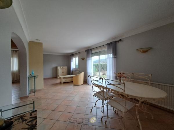 Maison de plain-pied, avec piscine, jardin et garage .
