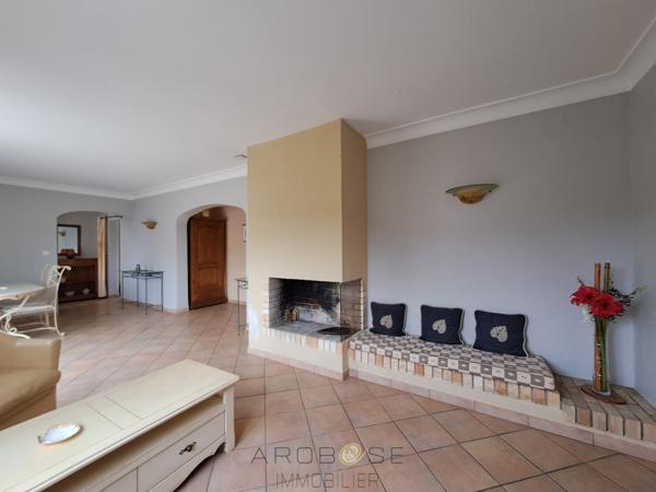 Maison de plain-pied, avec piscine, jardin et garage .