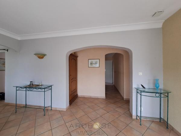 Maison de plain-pied, avec piscine, jardin et garage .