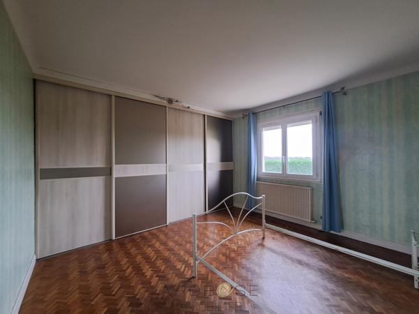 Maison de plain-pied, avec piscine, jardin et garage .