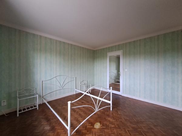 Maison de plain-pied, avec piscine, jardin et garage .