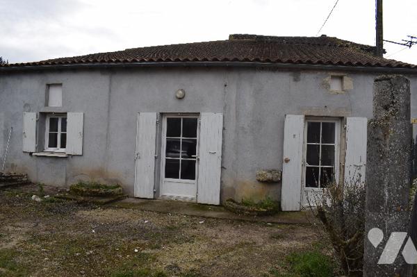 Maison de plain pied située à Longré