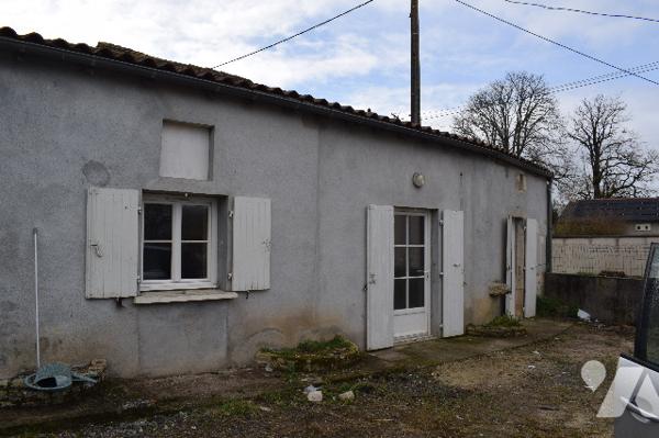 Maison de plain pied située à Longré