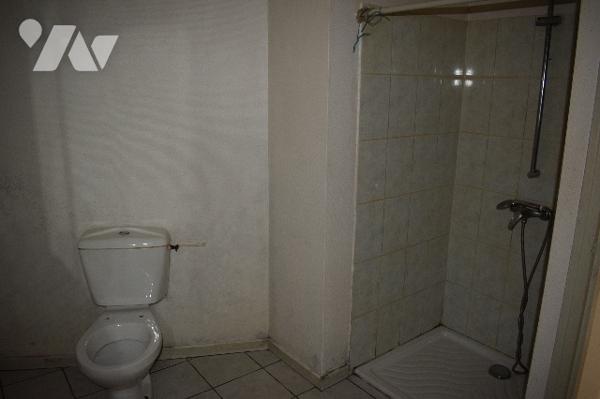 Maison de plain pied située à Longré