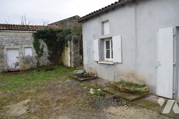 Maison de plain pied située à Longré