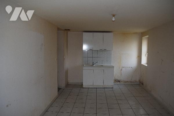 Maison de plain pied située à Longré