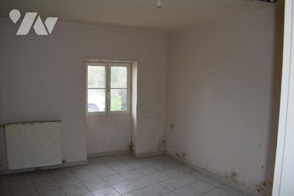 Maison de plain pied située à Longré