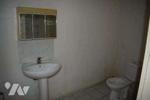 Maison de plain pied située à Longré