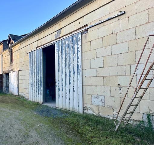 Saumur Sud à 10 km de la zone commerciale : Ensemble grange en pierre à aménager, hangar, et dépendances - 2503 m²