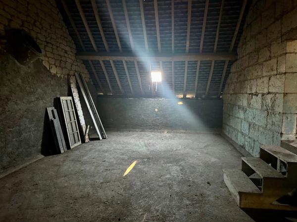 Saumur Sud à 10 km de la zone commerciale : Ensemble grange en pierre à aménager, hangar, et dépendances - 2503 m²