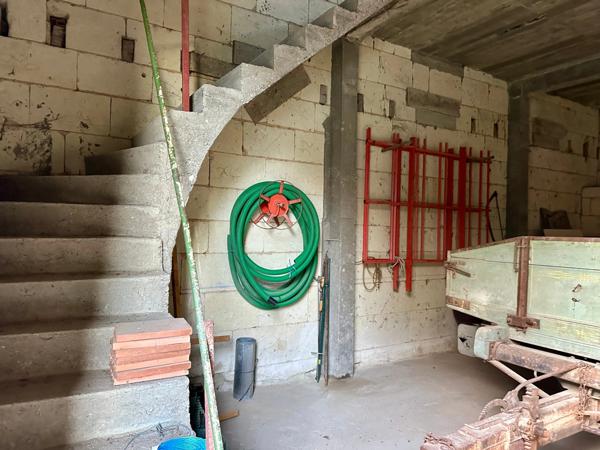 Saumur Sud à 10 km de la zone commerciale : Ensemble grange en pierre à aménager, hangar, et dépendances - 2503 m²