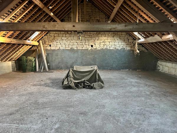 Saumur Sud à 10 km de la zone commerciale : Ensemble grange en pierre à aménager, hangar, et dépendances - 2503 m²