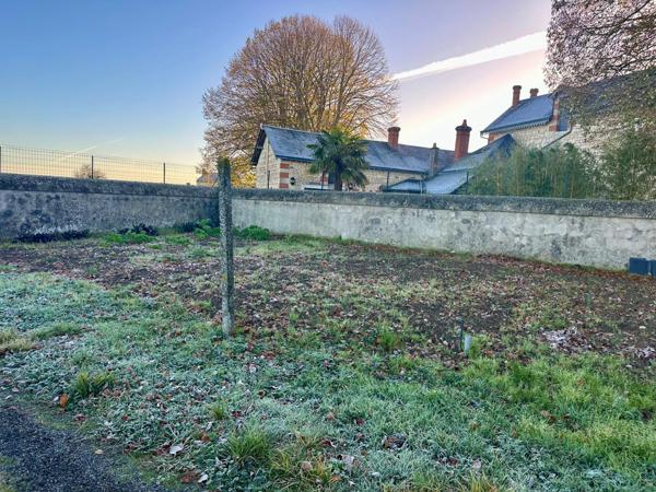 Saumur Sud à 10 km de la zone commerciale : Ensemble grange en pierre à aménager, hangar, et dépendances - 2503 m²