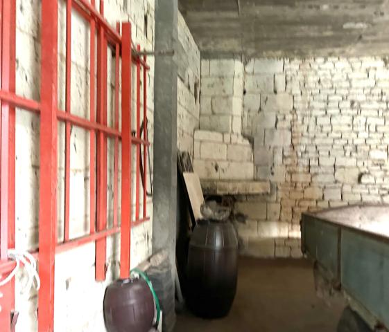 Saumur Sud à 10 km de la zone commerciale : Ensemble grange en pierre à aménager, hangar, et dépendances - 2503 m²