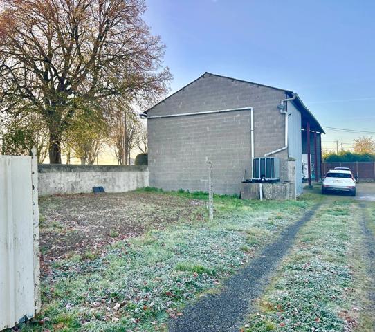 Saumur Sud à 10 km de la zone commerciale : Ensemble grange en pierre à aménager, hangar, et dépendances - 2503 m²