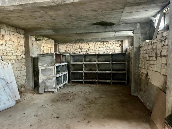 Saumur Sud à 10 km de la zone commerciale : Ensemble grange en pierre à aménager, hangar, et dépendances - 2503 m²