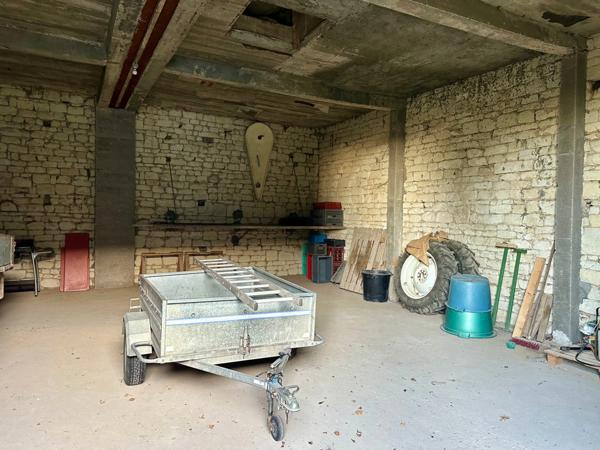 Saumur Sud à 10 km de la zone commerciale : Ensemble grange en pierre à aménager, hangar, et dépendances - 2503 m²