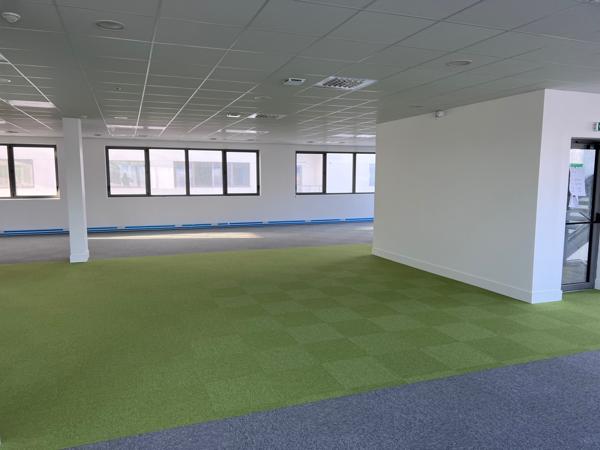 Bureaux neufs à vendre ou à louer à Saint-Herblain avec rooftop paysager