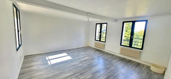 Elbeuf proche Seine : Appt 80 m² avec jardin 80 m², 2 CH et PK intérieurs ... Prix attractif !