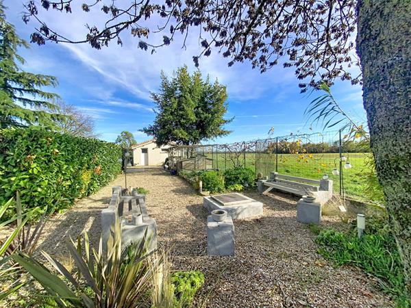 A vendre. Maison de plain pied, 3 chambres, garage, jardin, piscine hors sol, située à Moreilles, 10 minutes de Luçon et 40 minutes de La Rochelle.