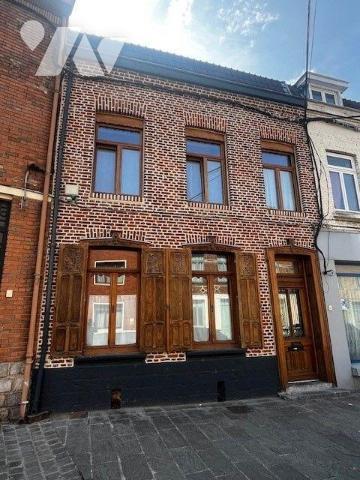 Maison de ville beaux volumes proximité des commodités environ 190 m² habitable sur un terrain ...