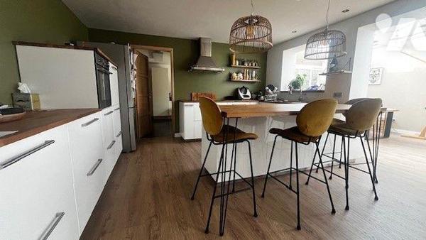 Maison de ville beaux volumes proximité des commodités environ 190 m² habitable sur un terrain ...