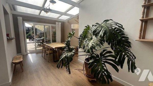 Maison de ville beaux volumes proximité des commodités environ 190 m² habitable sur un terrain ...