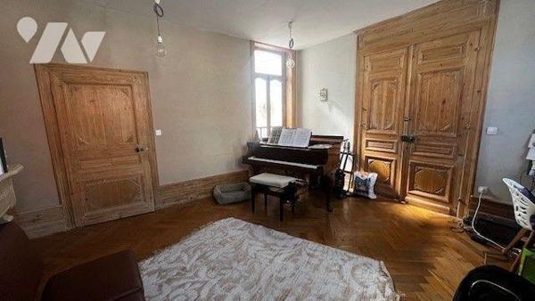 Maison de ville beaux volumes proximité des commodités environ 190 m² habitable sur un terrain ...