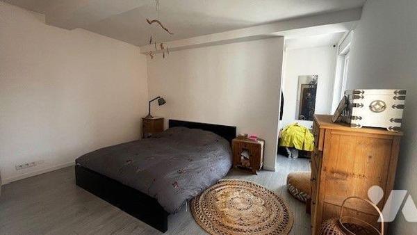 Maison de ville beaux volumes proximité des commodités environ 190 m² habitable sur un terrain ...