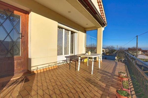 Maison à fort potentiel, terrain clos de 1 100 m².