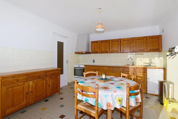 Maison à fort potentiel, terrain clos de 1 100 m².