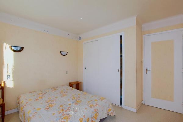 Maison à fort potentiel, terrain clos de 1 100 m².